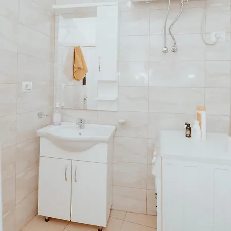 Pretty Smart * Tirana