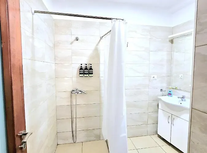 Pretty Smart * Tirana